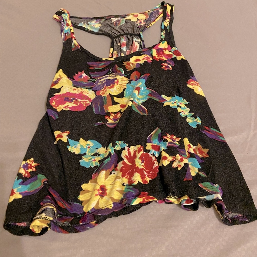 Crop top.. sleeveless.. size small
